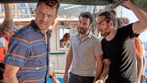 Einer schneidet das Seil durch