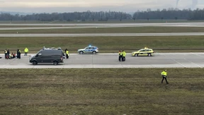 Klimaaktivisten kleben sich auf Landebahn am Münchner Flughafen