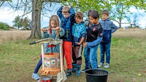 Apfelsaft mit Muskelkraft selbst gemacht