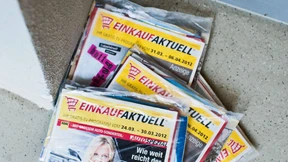 Lästige Werbeflut im Hausflur  