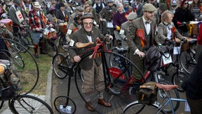Exzentrisches Fahrradrennen im Retro-Outfit