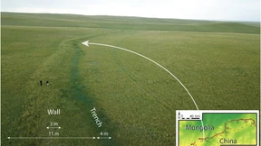 Riesiger Erdwall an der Grenze der Mongolei