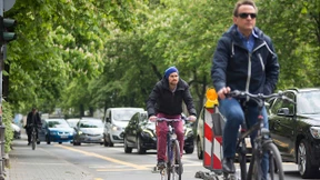 Radler und Autofahrer ringen um Straßenraum