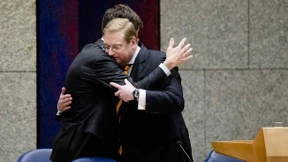 Justizminister geht, Wilders applaudiert