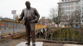 Aktivisten stellen Walter-Lübcke-Statue vor CDU-Parteizentrale auf