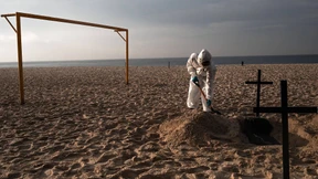 Bolsonaro-Anhänger stößt Kreuze für Corona-Tote um