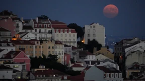 Zwei kleine Kinder in Portugal am Straßenrand ausgesetzt