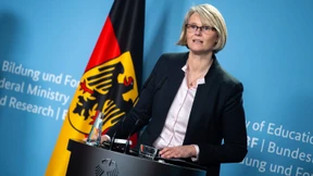 Was sagt Bildungsministerin Karliczek zur Lage der Schulen?