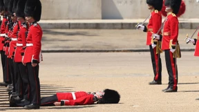 Mindestens drei königliche Wachen kollabieren