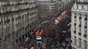 Proteste gegen Rentenreform lähmen öffentliches Leben