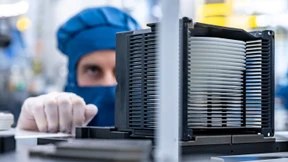 AMS-Osram holt frisches Geld