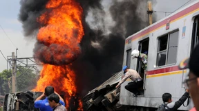 Pendlerzug rammt Tanklastwagen