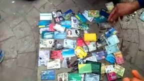 Dutzende Geldbörsen verstopfen Kanal