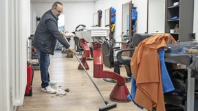 Wie ein Frankfurter Friseur gegen die Folgen der Pandemie kämpft