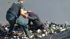 Flüchtlinge zwischen Giftmüll und Altglas entdeckt