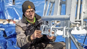 Auf Abstand unter der Zirkuskuppel