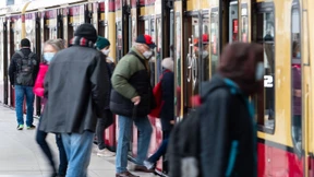 Stichproben-Kontrollen für 3-G-Regeln in Verkehrsmitteln