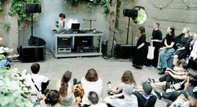 Konzerte und Performances im verzauberten Hinterhof