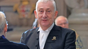 Frohgemuter Speaker mit starkem Akzent