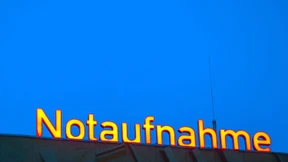 Holzkohlegrill im Wohnzimmer: Drei Menschen verletzt