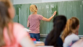 Steuerzahlerbund stellt Beamtenstatus von Lehrern infrage