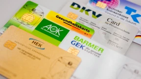 Weniger Krankenkassen, doch höhere Kosten