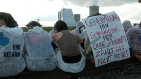 Klimaschützer blockieren Kohletransporte