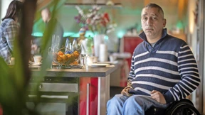 Bauunternehmer im Rollstuhl plant Behinderten-Wohnungen