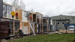 Flüchtlingsheim auf altem Flugplatz wird weitergebaut