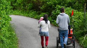 Zahl der Männer in bezahlter Elternzeit leicht gestiegen
