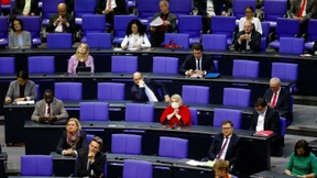 Bundestag beschließt Unterstützung für Elterngeldbezieher und Wissenschaftler