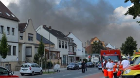 Sportflugzeug stürzt in Lagerhalle