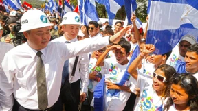 Ein Chinese fährt die Bagger auf