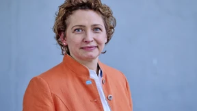 Bankerin für Handfestes