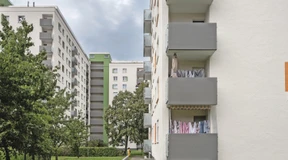 Nicht nur frische Farbe für Wohnblocks in Lamboy