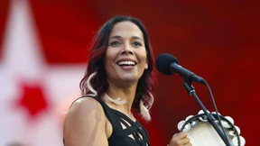 Die Banjo-Lady schüttelt am Baum