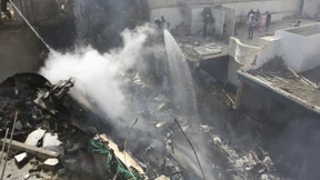 Passagierflugzeug in Wohngebiet abgestürzt