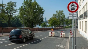 Stadt Frankfurt lässt Mainkai-Sünder blitzen