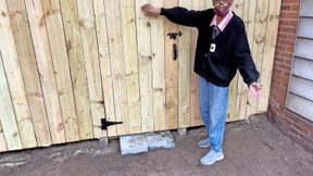 Oleta Finch bekommt einen Zaun