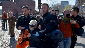 Demonstration, Umbenennung, Umbuchung