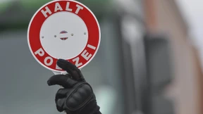 Mit 140 bei Rot über die Ampel 