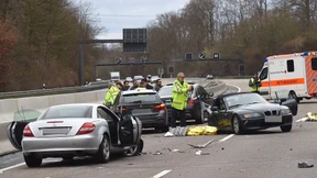 Beifahrerin stirbt bei Unfall auf der Autobahn 3