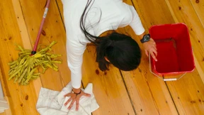 Frauen putzen, Männer trinken Bier