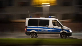 Mann nach Kollision an Haltestelle von Auto erfasst