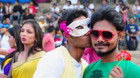 Inderin sucht Bräutigam für schwulen Sohn