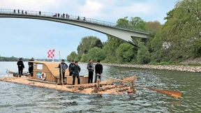 Floß macht Station in Wiesbaden