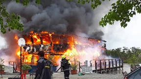 Feuer wütet auf See in Österreich