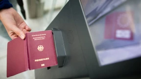 Flüchtlinge verkaufen deutsche Papiere im Internet