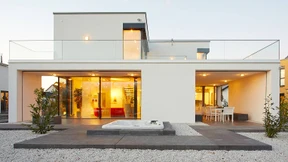 Das Haus kommt auf drei Lastwagen