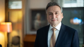 Metzler baut in Japan aus und in Frankfurt um